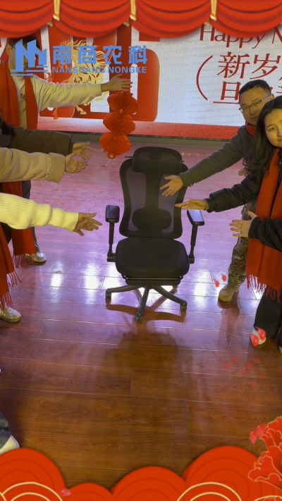 🎇 元旦快乐，温暖相伴 🎇时光匆匆，感恩 2025 年每一份支持与陪伴！从猪场到工厂，南商农科的成长，离不开每一位合作伙伴与家人的信赖！2026 年，我们将继续以贴心服务和硬核设备，陪您一路前行，养殖